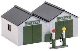 Wills SS12 Station Garage With Pumps OO Scale Plastic Kit